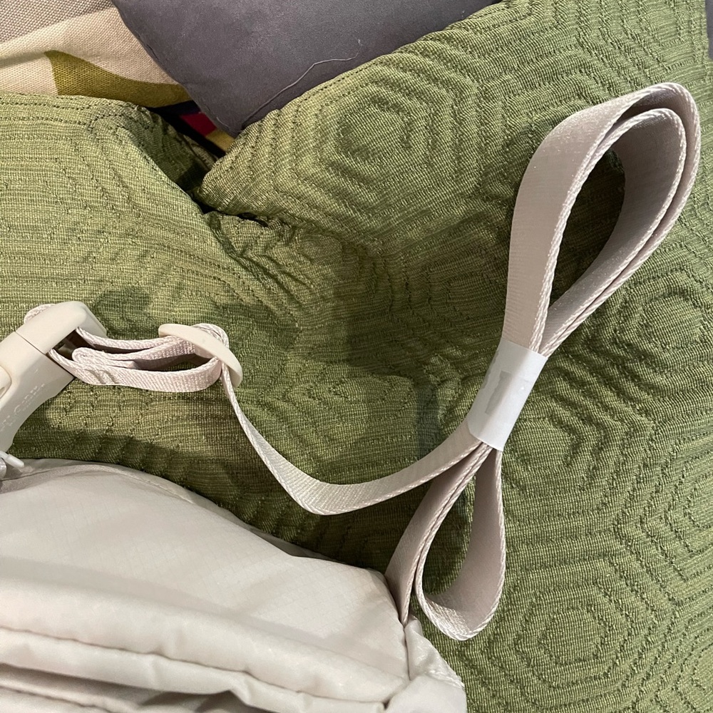 Lululemon Everywhere Belt Bag (Original strap version) - Picture 11 of 12